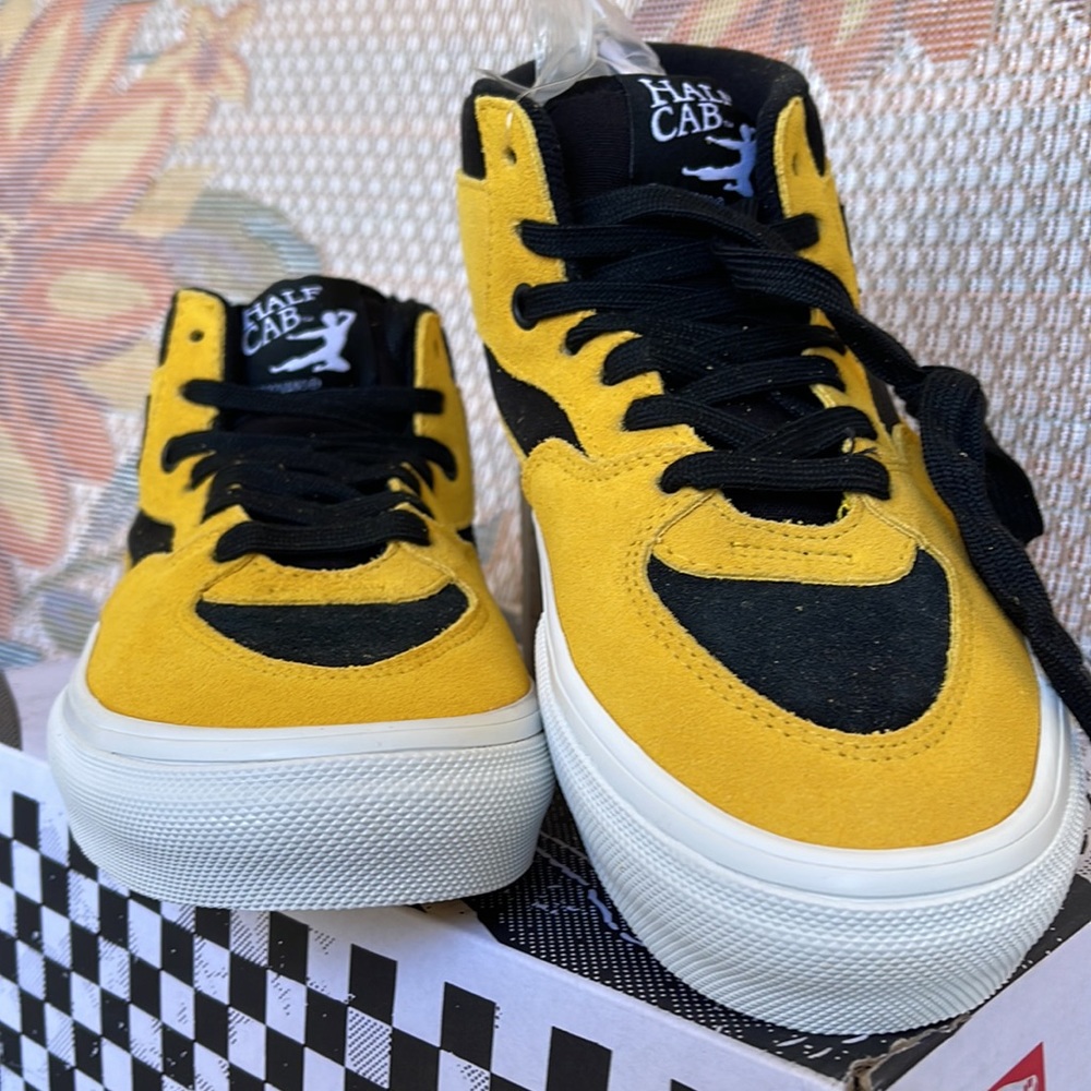Vans • WMNS Skate Half Cab
Bruce Lee Black/Yellow
VN0A5FCDY23
Sneakers - Picture 8 of 16